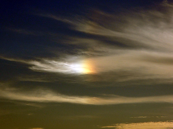 虹の色が付いた雲